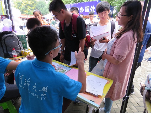 我院志愿者接待新生 我院志愿者接待新生